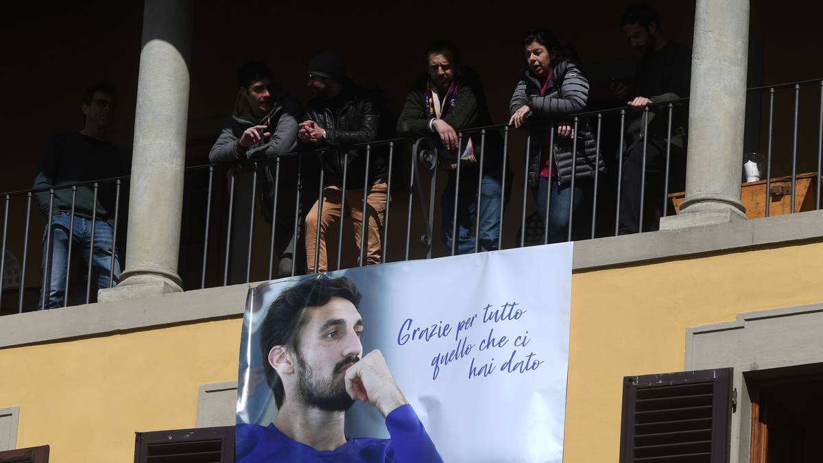 Die rund 2000 anwesenden Fiorentina-Fans gedachten dem Verstorbenen unter anderem mit selbst gemachten Plakaten