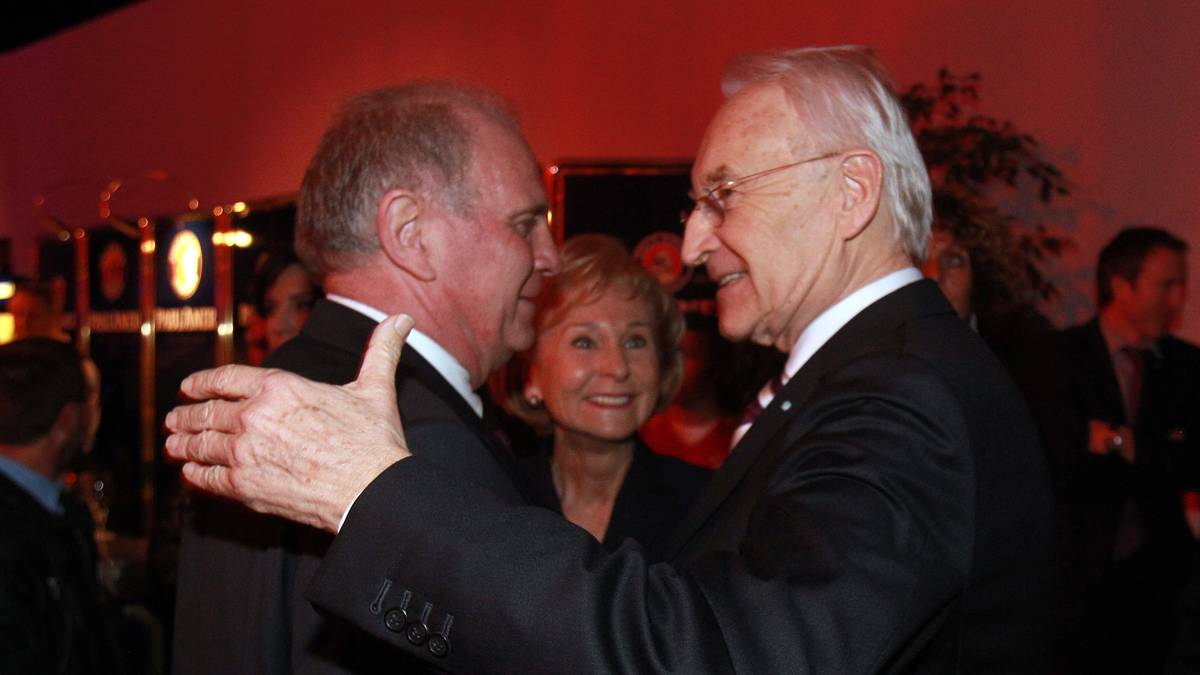 Nun also wird Uli Hoeneß seine Spitzenämter beim FC Bayern abgeben - Grund sind "auch die Zwistigkeiten mit Kalle", wie Stoiber ausplauderte