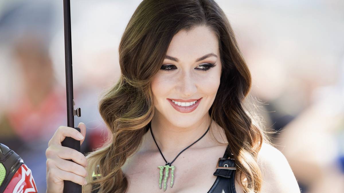 Nein, die Rede ist ausnahmsweise mal nicht von Ferrari und seiner Roten Göttin. Wir reden über die Grid Girls der Superbike-Serie