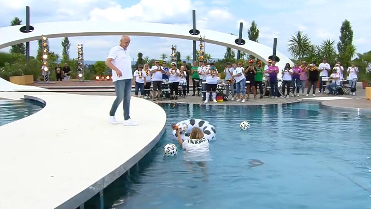 Andrea Kiewel (im Wasser) half Mario Basler (l.)