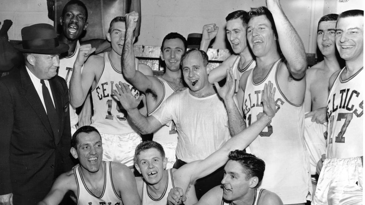 Verstopfte Toiletten und kalte Duschen in der Gästekabine, "kaputte" Klimaanlagen, schiefer Untergrund am Court: In den 1950er und 1960er Jahren lassen sich die Boston Celtics unter Coach Arnold "Red" Auerbach so einiges einfallen, um sich einen Vorteil gegenüber dem Gegner zu verschaffen