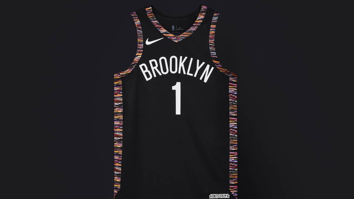 Die bunten Farben am Rand deuten auf die Vielfalt der Kulturen, Musik und Künstler in Brooklyn hin. Sie sollen auch die Verbindung von Notorious B.I.G. zu seiner Gemeinschaft symbolisieren