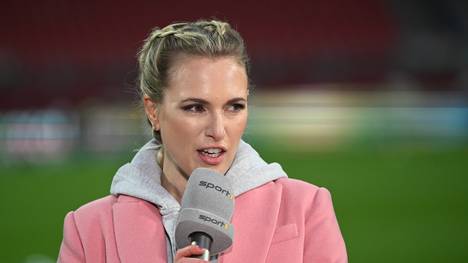 Ruth Hofmann gehört zum SPORT1 On-Air-Team beim Topspiel der 2. Bundesliga.