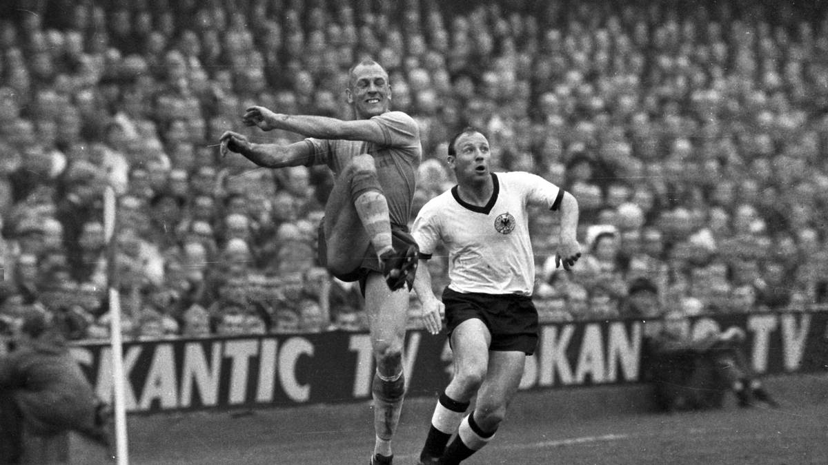 PLATZ 5, WM-QUALIFIKATION 1965 / Schweden - Deutschland 1:2 (1:1): Uwe Seeler erzielt den Siegtreffer - und das in seinem ersten Länderspiel nach einer halbjährigen Verletzungspause aufgrund eines Achillessehnenrisses. "Dieses Tor mit dem linken Fuß, dem gesunden, der ja noch auf Tore programmiert war, dieses Tor war eines der wichtigsten in meiner Karriere", sagte "Uns Uwe" später bei DFB.de.: "Wer weiß, wohin sich unser Fußball entwickelt hätte, wenn wir uns damals in Schweden nicht für die WM-Endrunde 1966 in England qualifiziert hätten"