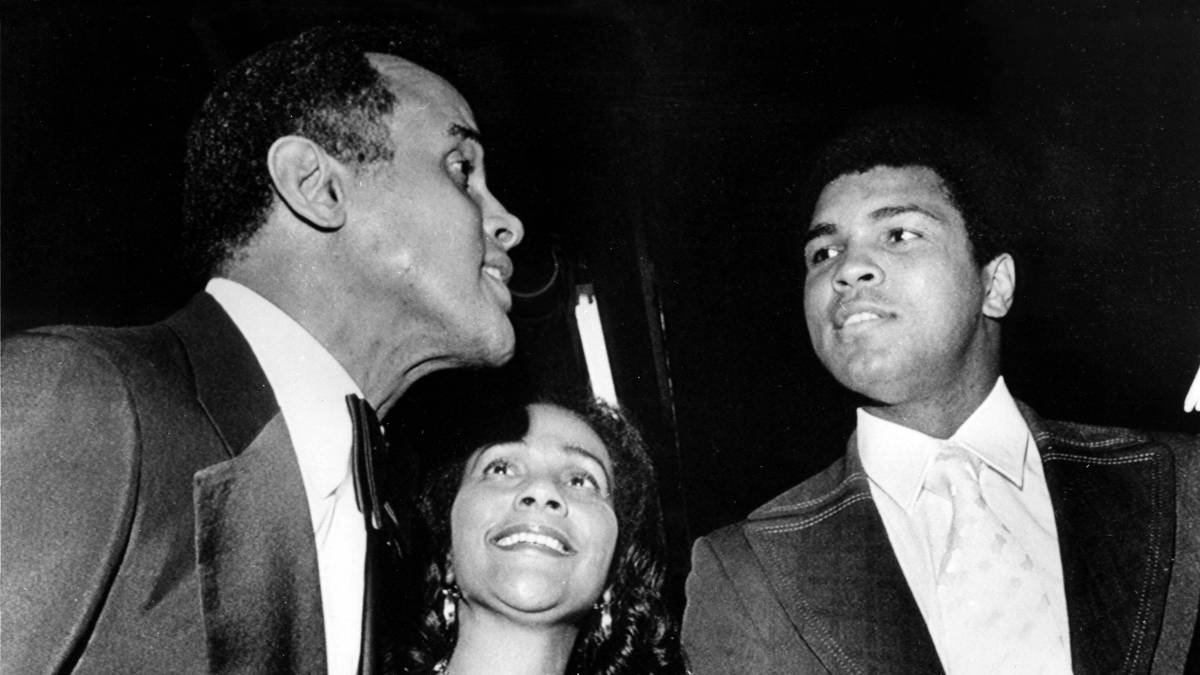 Muhammad Ali ist auf dem Höhepunkt seiner Karriere. Er trifft Stars wie Schauspieler und Sänger Harry Belafonte (l.). Doch ein Damoklesschwert schwebt über dem Schwergewichtler: Der Wehrdienst. Ali weigert sich mit den Worten: "Nein, ich werde nicht 10.000 Meilen von zu Hause entfernt helfen, eine andere arme Nation zu ermorden, nur um die Vorherrschaft weißer Sklavenherren über die dunkleren Völker der Welt sichern zu helfen"