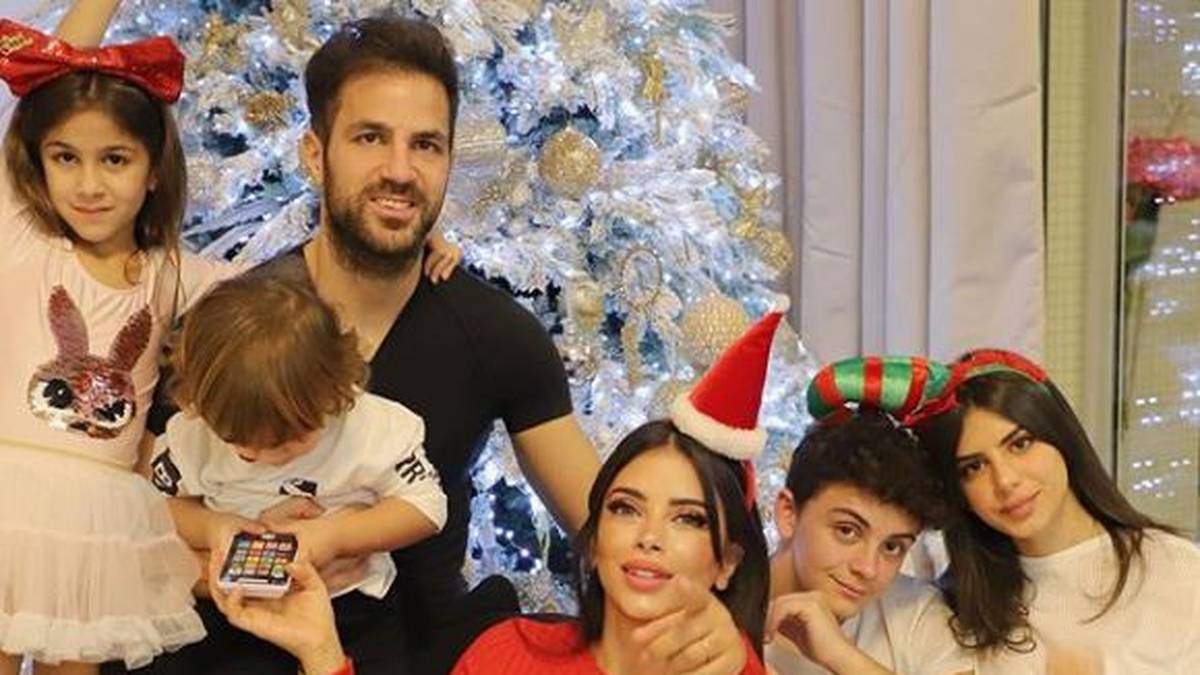Eine Bilderbuchfamilie! Monaco-Star Cesc Fabregas zur Weihnachtszeit mit Ehefrau Daniella Semaan und den drei gemeinsamen Kindern Lia, Capri und Leonardo sowie den Kindern aus einer früheren Ehe von Semaan, Maria und Joseph