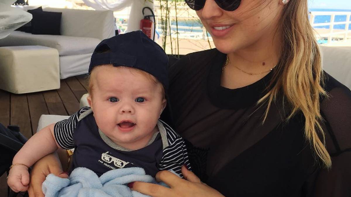 Wie aus dem Gesicht geschnitten: Mason Milian, Kevin De Bruynes Sohn, blickt erwartungsvoll in die Kamera. Seine hübsche Mutter Michele Lacroix schreibt dazu, dass jemand schon ganz aufgeregt sei - und zwar auf seinen Pool-Tag