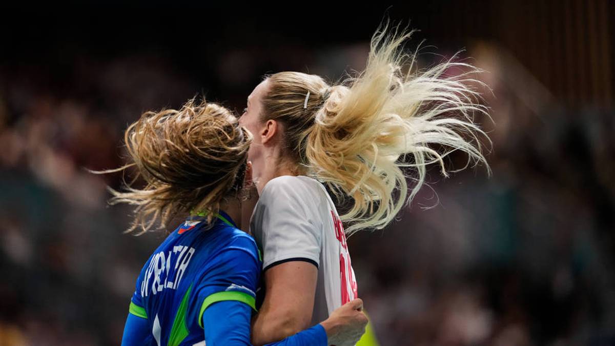 Eine haarige Angelegenheit ist das Aufeinandertreffen der Handballerinnen aus Norwegen und Slowenien 