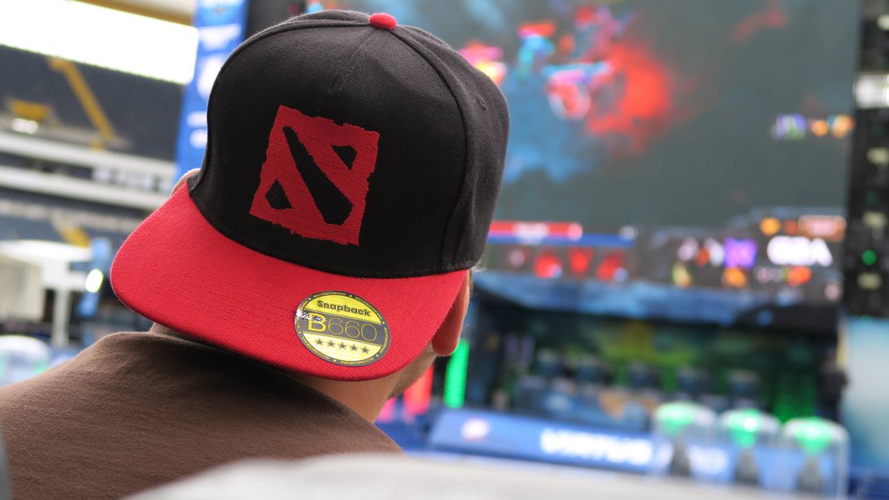 Ein Fan mit einer Mütze von DOTA 2 schaut auf der ESL One in Frankfurt den Stars zu