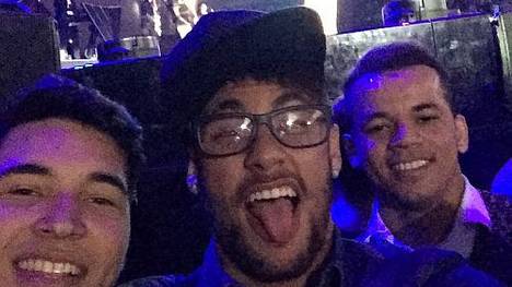 Ein Selfie mit Katy Perry im Hintergrund: Neymar ergreift seine Chance aus dem Publikum heraus.