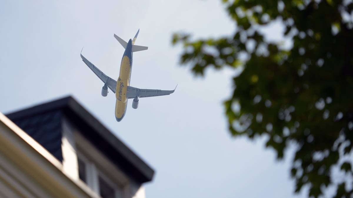 Mit einer halben Stunde Verspätung landet die Maschine mit den BVB-Stars. Dafür dreht das Flugzeug eine Ehrenrunde über das Stadtgebiet 