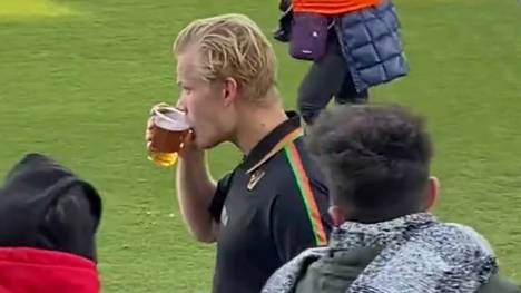 Nach seiner Auswechslung in der Serie B gönnt sich der ehemalige Bundesligaspieler Joel Pohjanpalo ein Bier. 