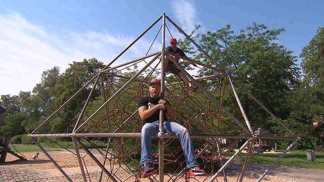 Sommer, Sonne, Style! Offen fahren, die Haare wehen im Wind – Cabrios vermitteln ein ganz eigenes Lebensgefühl. Genau das will der 21-jährige Robert aus Bochum jetzt auch spüren. Soweit so gut – das Problem ist aber das Budget: Robert steckt mitten in der Ausbildung, zudem unterstützt er seine Mutter finanziell. Dementsprechend gibt der Geldbeutel nicht viel her: Lediglich 750 Euro haben die PS PROFIS um ein geeignetes Gefährt zu finden! Ist das überhaupt machbar?

