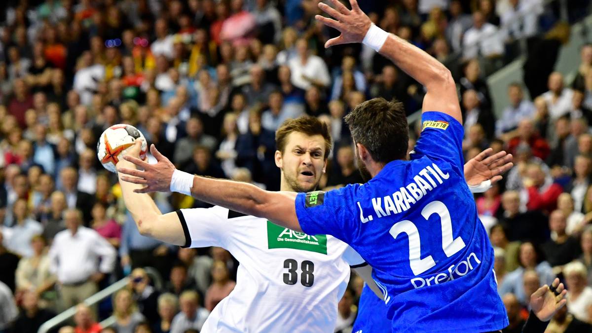 Bei seinen Auftritten in der Vorrunde hinterließ Böhm Licht und Schatten. Beweist immer wieder Mut zu wichtigen Aktionen im Angriff, leistet sich dabei aber auch den einen oder anderen Fehler. Wurde gegen Frankreich zum Unglücksraben mit einem Fehlwurf, einem Fehlpass und einer Zeitstrafe vor dem französischen Last-Minute-Ausgleich