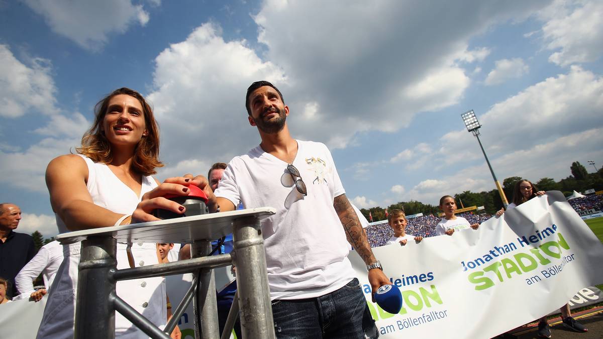 Dabei gibt es vor dem Spiel doch einen Moment, bei dem Aggressivität nun wirklich nichts zu suchen hat. Tennisprofi Andrea Petkovic, eine erklärte Anhängerin der Lilien, und Darmstadts Kapitän Aytac Sulu drücken den Knopf ...