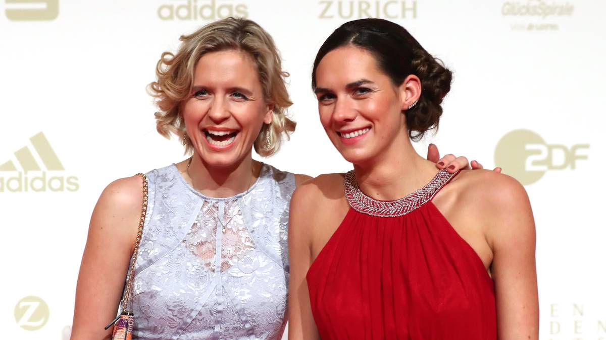 Am Sonntag wurde in Baden-Baden der Sportler des Jahres gewählt. Die Beachvolleyball-Olympiasiegerinnen Laura Ludwig und Kira Walkenhorst dürfen sich über den Titel als Team des Jahres freuen. SPORT1 zeigt die Bilder vom Roten Teppich