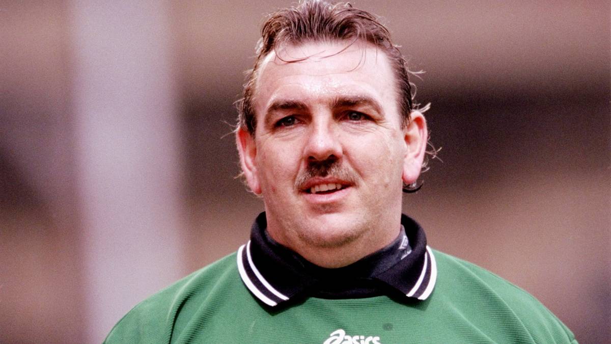 NEVILLE SOUTHALL (ehem. u. a. FC Everton): Der frühere walisische Nationaltorwart wurde wegen seiner stämmigen Statur auch "Big Nev" genannt. Diese hinderte ihn jedoch nicht an einer großartigen Karriere. Im Gegenteil: Er ist Rekordnationalspieler, gewann zwei Meisterschaften, den Europapokal der Pokalsieger und wurde zu Großbritanniens Fußballer des Jahres 1985 gewählt