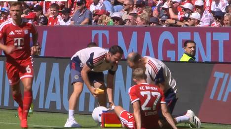 Bitter für den FC Bayern! Konrad Laimer muss beim Spiel des Telekom Cups bereits nach wenigen Minuten verletzt ausgewechselt werden.