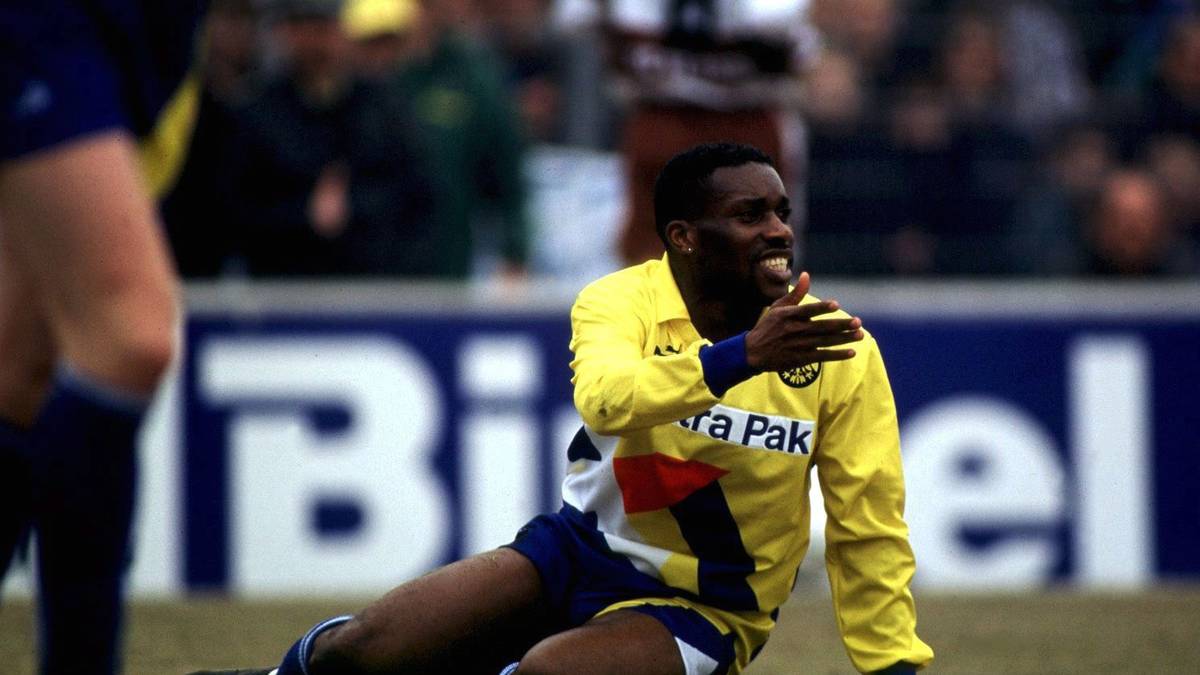 PLATZ 14 - JAY-JAY OKOCHA: Im Januar 1992 schließt sich Jay-Jay Okocha der Frankfurter Eintracht an. Kaum vorstellbar, aber wahr: Der Nigerianer kommt ablösefrei von Borussia Neunkirchen. Im Sommer 1996 verkauft ihn die Eintracht für umgerechnet 3,5 Millionen Euro an Fenerbahce, zwei Jahre später zieht Okocha für nahezu die vierfache Ablöse weiter zu PSG