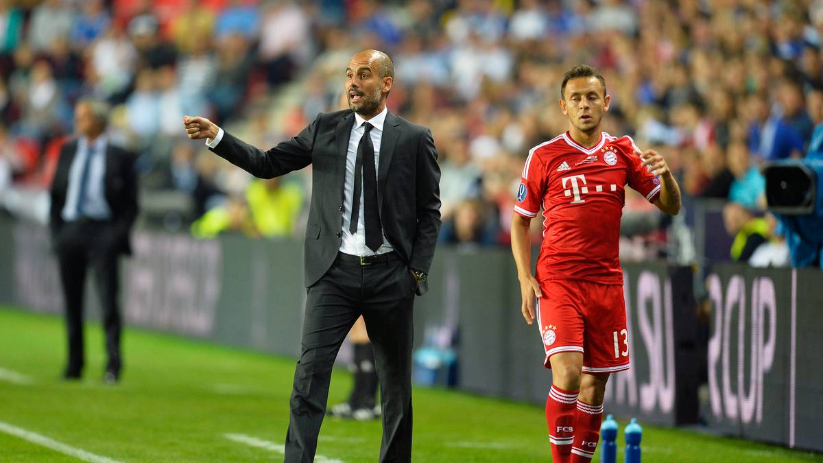 Im Supercup kommt es im August 2013 zum vorerst letzten Aufeinandertreffen der beiden lebenden Trainer-Legenden. Guardiola sichert sich durch einen 7:6-Erfolg im Elfmeterschießen gegen Mourinhos FC Chelsea den ersten Titel mit den Bayern. Mourinhos Fazit damals: "Die bessere Mannschaft hat verloren"