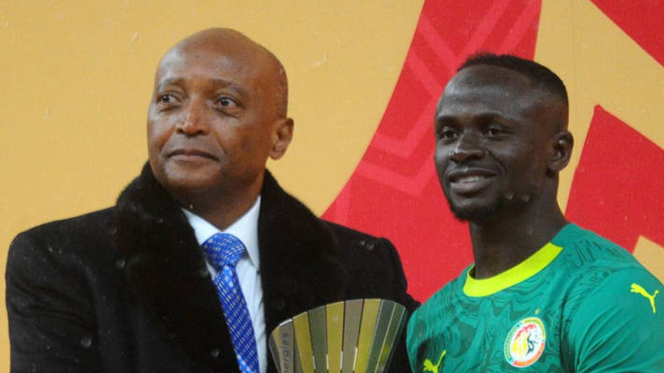 CAF-Präsident Patrice Motsepe überreicht Sadio Mané die Afrika-Cup-Trophäe