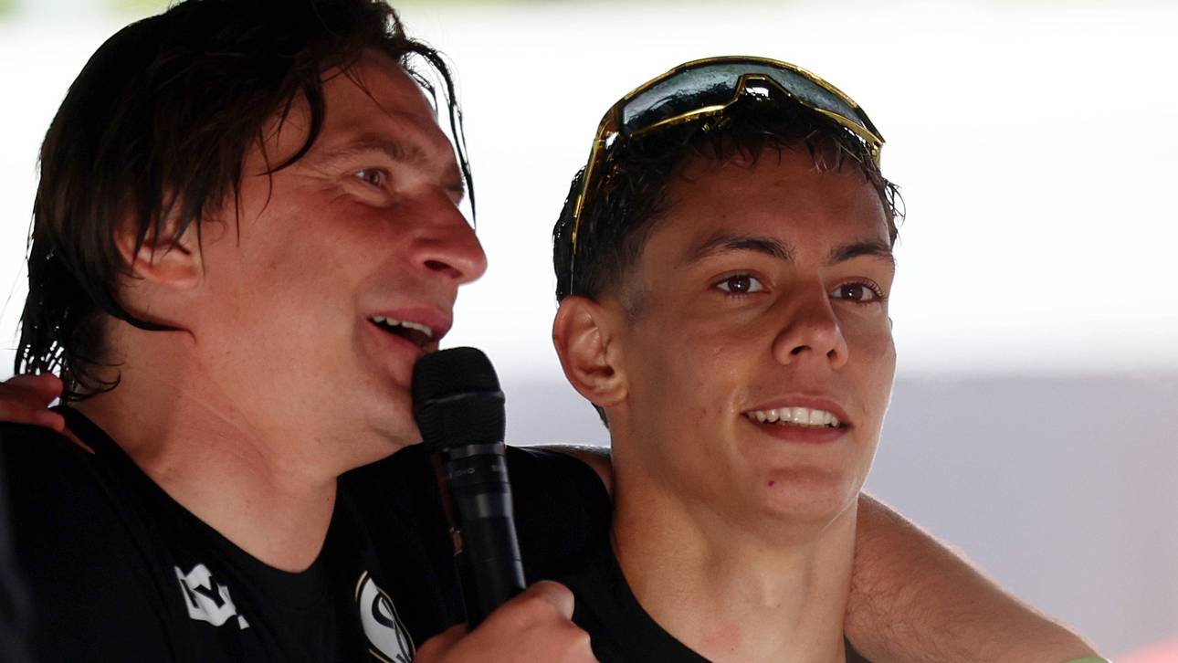 Frederik Schmahl und Trainer Vincent Wagner bei der Elversberger Aufstiegsfeier