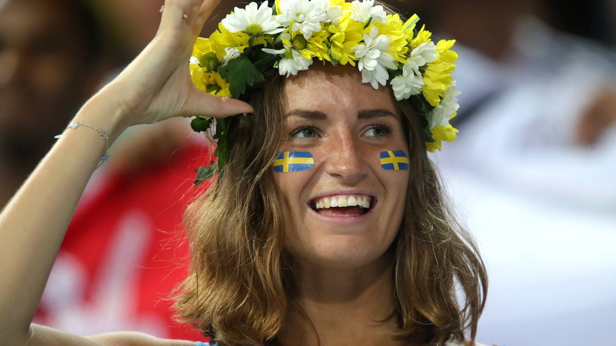 Diese Dame zeigt sich mit Blumenkranz auf dem Kopf