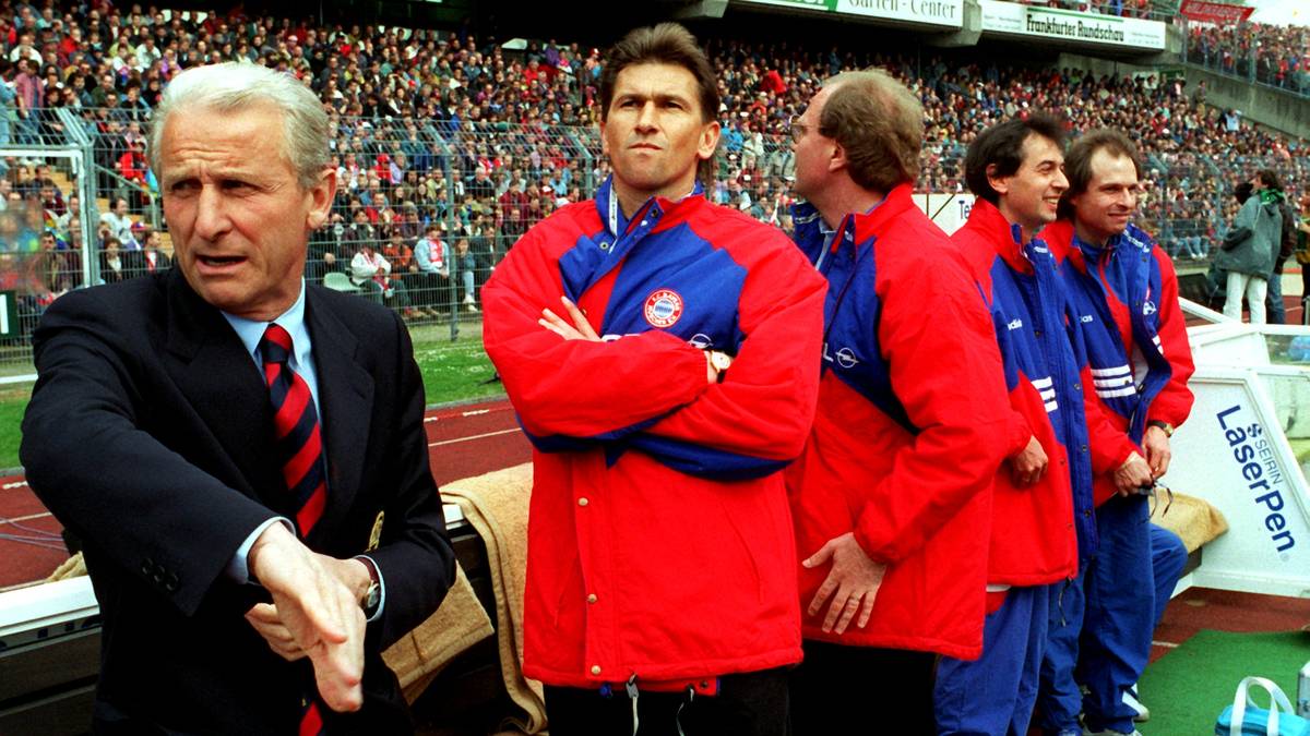 Am 15. April 1995 gewann der FC Bayern in Frankfurt mit 5:2. Dumm nur, dass Trainer Giovanni Trapattoni (l., mit seinem Assistenten Klaus Augenthaler) eine wichtige DFB-Regel nicht kannte. Dem Italiener unterläuft ein folgenschwerer Wechselfehler. Die Frankfurter gewinnen schließlich am grünen Tisch mit 2:0