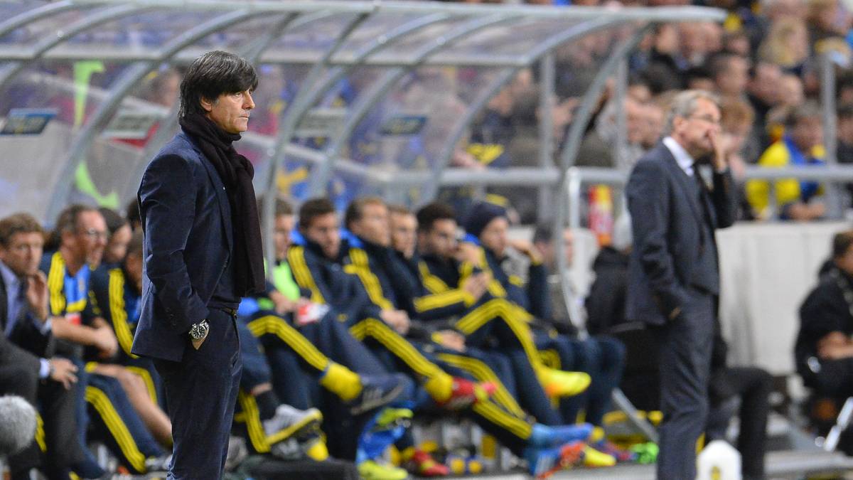 Löw verlängert im Oktober 2013 seinen Vertrag als Bundestrainer bis 2016. Er einigt sich mit dem DFB auf eine weitere Zusammenarbeit bis zur EM in Frankreich. Vor der WM in Brasilien sorgen Abwehrprobleme für Schlagzeilen, besonders im Anschluss an das 4:4 nach einer 4: 0-Führung gegen Schweden. Schließlich beendet das DFB-Team die Qualifikation für Brasilien ohne Niederlage 