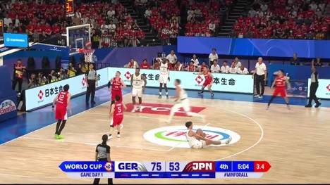 Der deutsche Auftaktsieg bei der Basketball-WM gegen Japan wird von einer Verletzung bei NBA-Profi Franz Wagner getrübt. Dessen Bruder Moritz und Bundestrainer Gordon Herbert äußern sich zu der Szene.