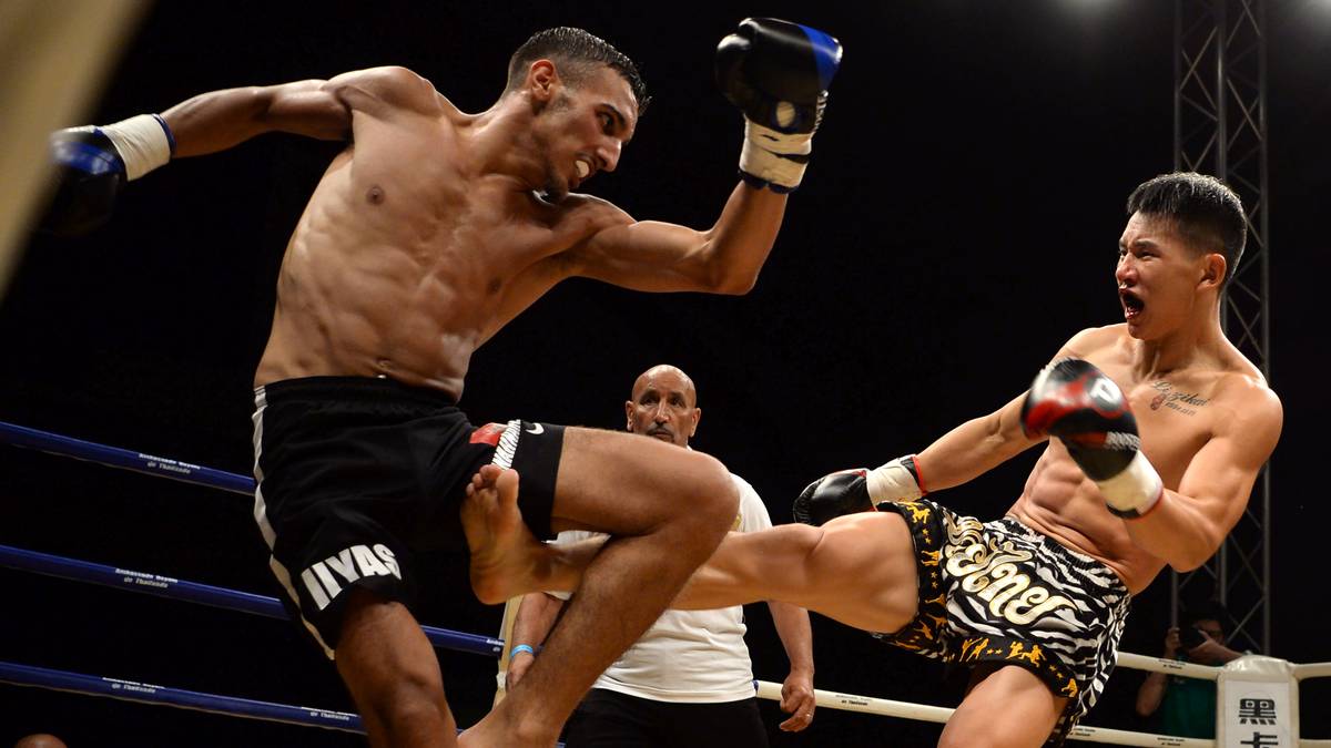 KICKBOXEN: Beim Kickboxen wird das Schlagen mit Füßen und Händen mit konventionellem Boxen verbunden. Tiefschläge sind dabei immer tabu