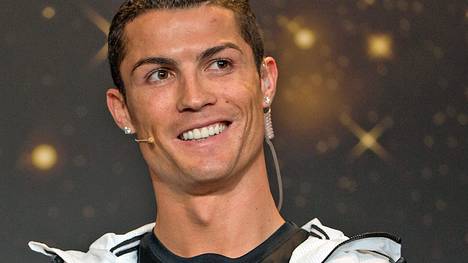 Cristiano Ronaldo lächelt beim Ballon d'Or in Zürich schon vor seiner Wahl zum Weltfußballer