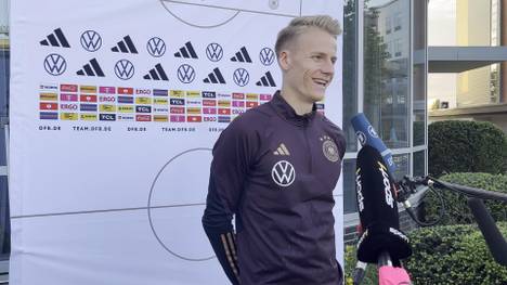 In einer Medienrunde spricht DFB-Neuling Chris Führich über seinen Spitznamen "Ruhrpott-Robben".