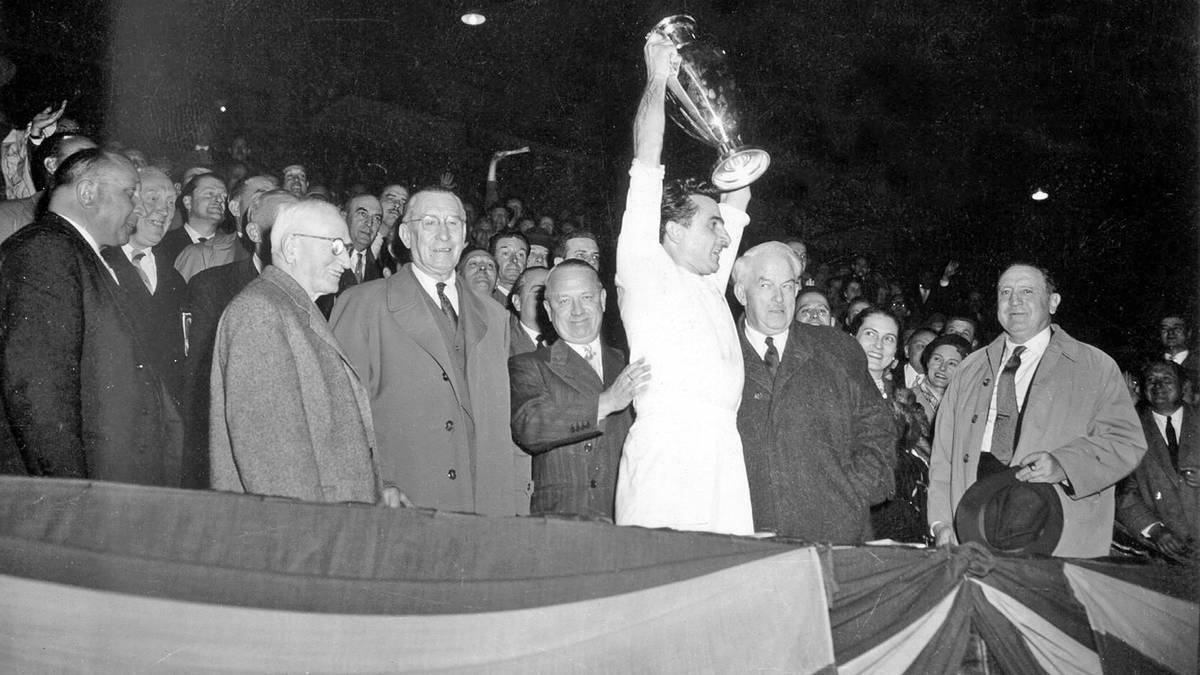 Der Erste, dem dieses Kunststück gelang, war ebenfalls für Real aktiv. Miguel Munoz gewann als Teil der goldenen Generation um Alfredo di Stefano und Ferenc Puskas von 1956 bis '58 dreimal in Folge den Landesmeisterpokal. 1956 durfte er als allererster Kapitän den Landesmeisterpokal in die Höhe stemmen. Er beendete 1958 seine Karriere als Spieler und wurde Trainer