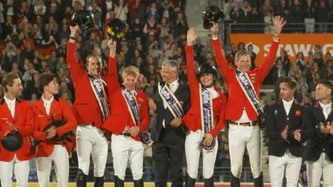 Bei der Heim-WM in Aachen wird Deutschland nach 16 Jahren Durststrecke wieder Mannschaftsweltmeister im Springreiten. Auch der strömende Regen kann die Freude der Athleten dabei nicht trüben.