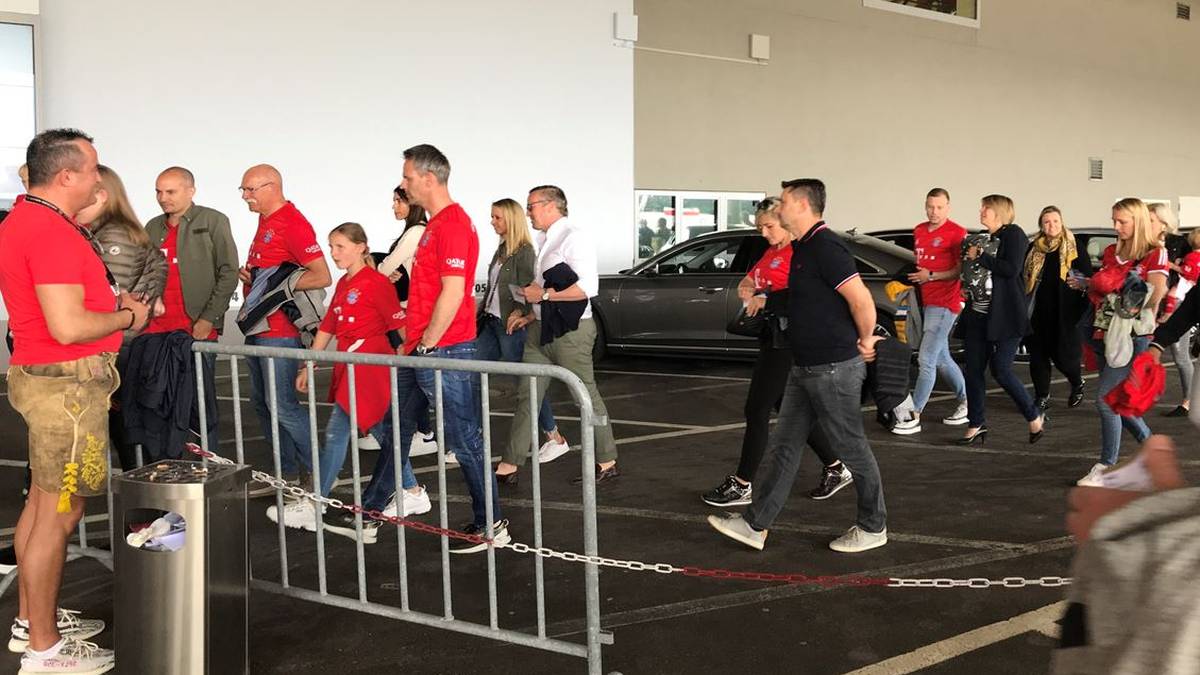 Auch Arjen Robben hat viel Unterstützung dabei. 30-40 Personen umfasst die Familien- und Freunde-Crew des Niederländers, die ihn noch einmal im Stadion unterstützen will