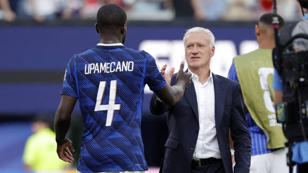 Dayot Upamecano klatscht mit Didier Deschamps ab