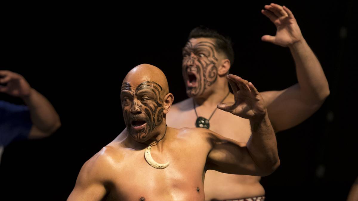 Sie führten den traditionellen Haka, einen rituellen Tanz, für ihn auf. Der Tanz wurde durch die neuseeländische Rugby-Nationalmannschaft weltberühmt. Auch Parker wäre beinahe Rugby-Spieler geworden. In Auckland absolvierte er einst ein Probetraining