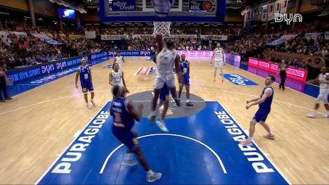 Die Highlights der Partie SYNTAINICS MBC - Bamberg Baskets aus der Basketball-Bundesliga im Video.