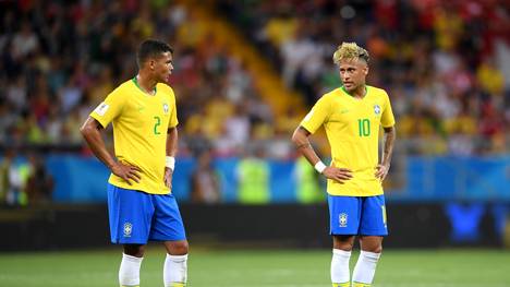 Thiago Silva (l.) und die Presse kritisieren Neymars Verhalten gegen Costa Rica