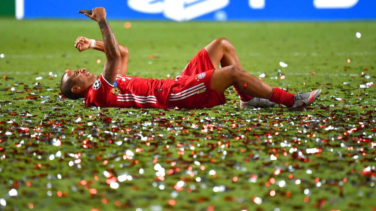 Ausgepumpt und glücklich! Nach dem Gewinn der Champions League liegt Thiago wie ein Käfer auf dem Rücken. Der Spanier spielte ein furioses Finale - wahrscheinlich wird er die Bayern verlassen.