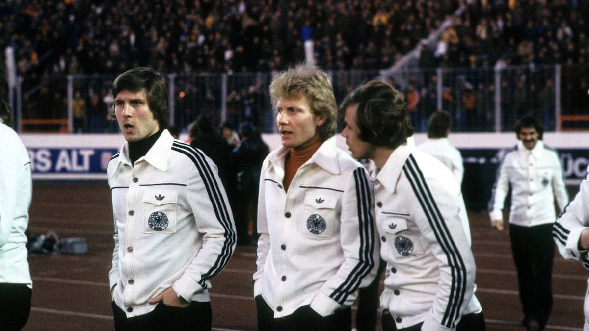 "Die Trainer der Nationalmannschaft setzten auf Spieler, die sich an ihre taktischen Vorgaben und Positionen hielten. Ich war anders, ich passte zum Beispiel Helmut Schön wohl nicht ins Konzept", verrät Burgsmüller