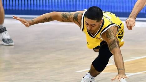 Peyton Siva von ALBA Berlin gerät ins Straucheln