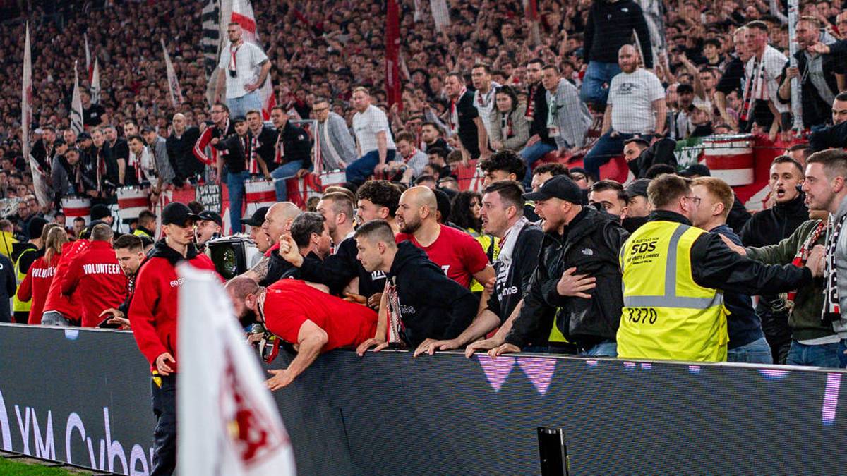 VfB-Fans strmen Innenraum! Groer Zoff bei BVB-Sieg