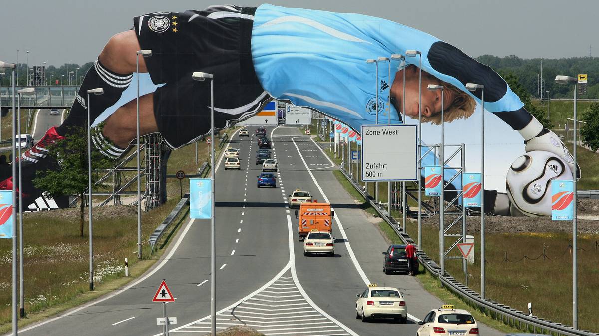 Nicht mehr ganz passend daher auch: Diese große WM-Werbung über der Autobahn zum Münchener Flughafen
