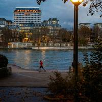 Buch- und Bildhändler am Seine-Ufer wehren sich weiter gegen ihre Verbannung für die Olympia-Eröffnungsfeier. Nun hat es einen Probelauf gegeben.