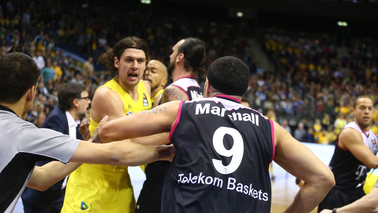 Massen-Rauferei: Lange Sperren drohen