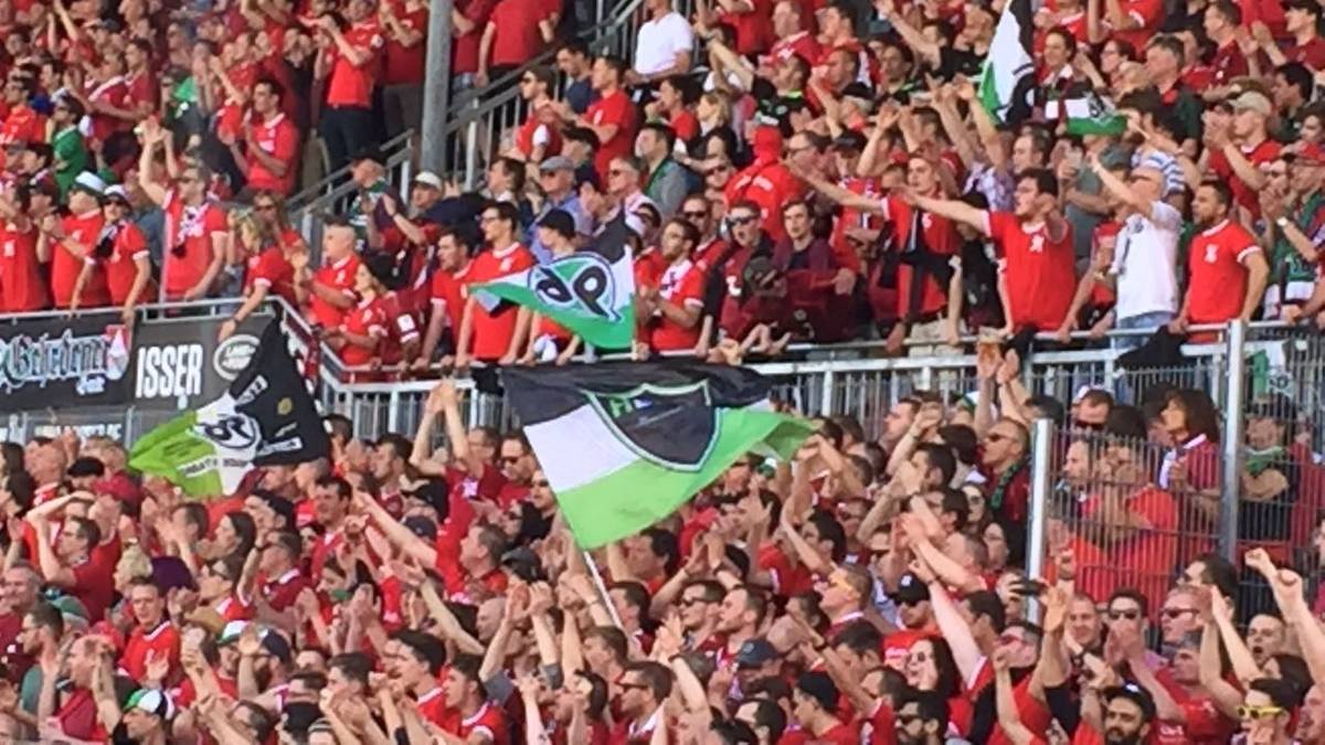 Und auch die Fans in Hannover sind voller Vorfreude auf den direkten Wiederaufstieg. Ebenso wie dem VfB-Fans ist ihnen dieses Glück kaum noch zu nehmen