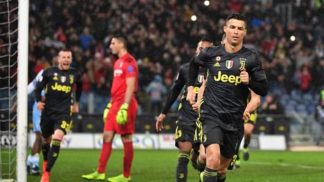 Cristiano Ronaldo (v.) traf bei Lazio Rom kurz vor Schluss zum 2:1-Sieg für Juventus