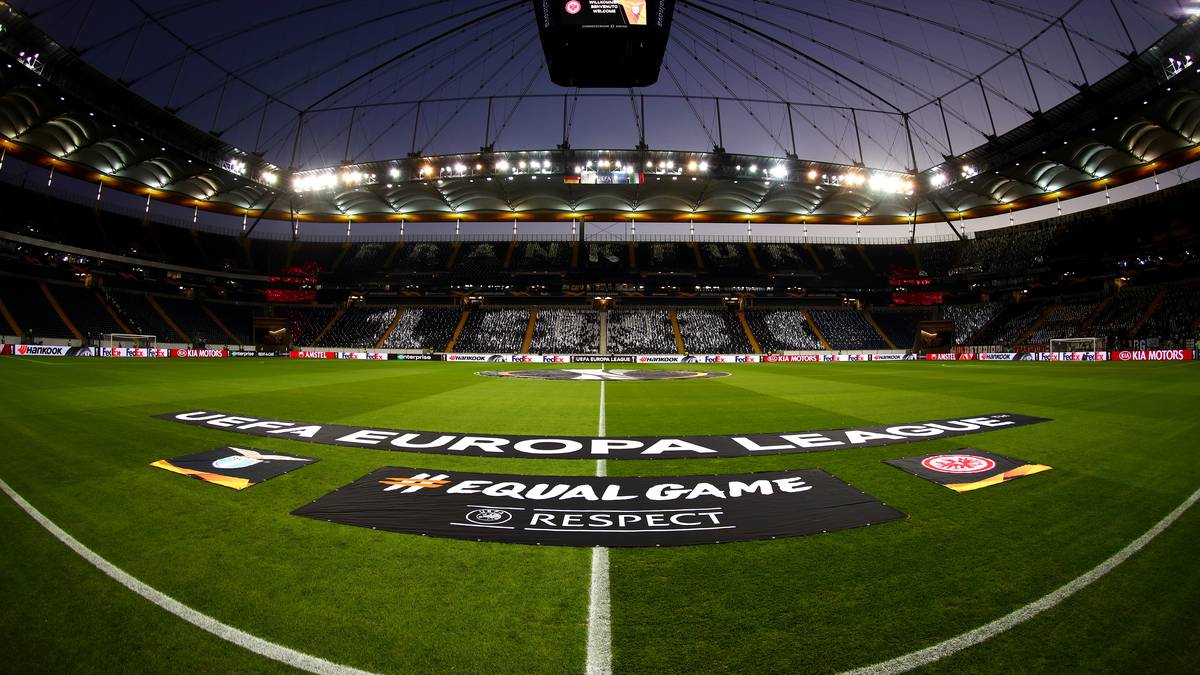 Schon im ersten Europapokal-Heimspiel seit über vier Jahren sorgen die Fans von Eintracht Frankfurt für eine stimmungsvolle Kulisse